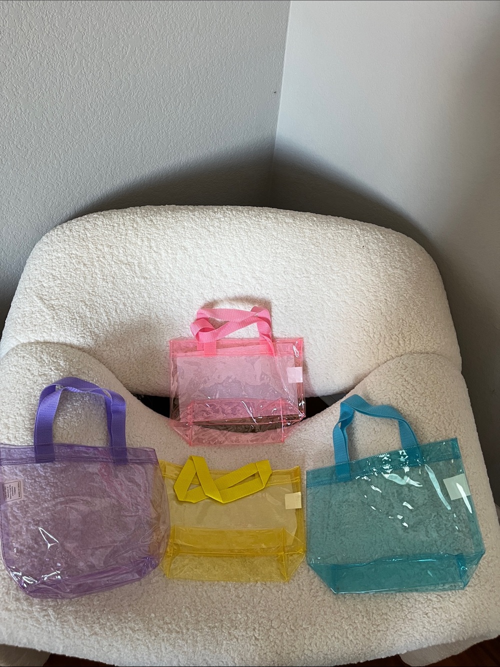 4 transparent plastic bags in 4 colors